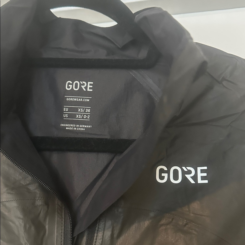 GOREWEAR Black Lightweight Waterproof Jacket - Picture 2 of 3